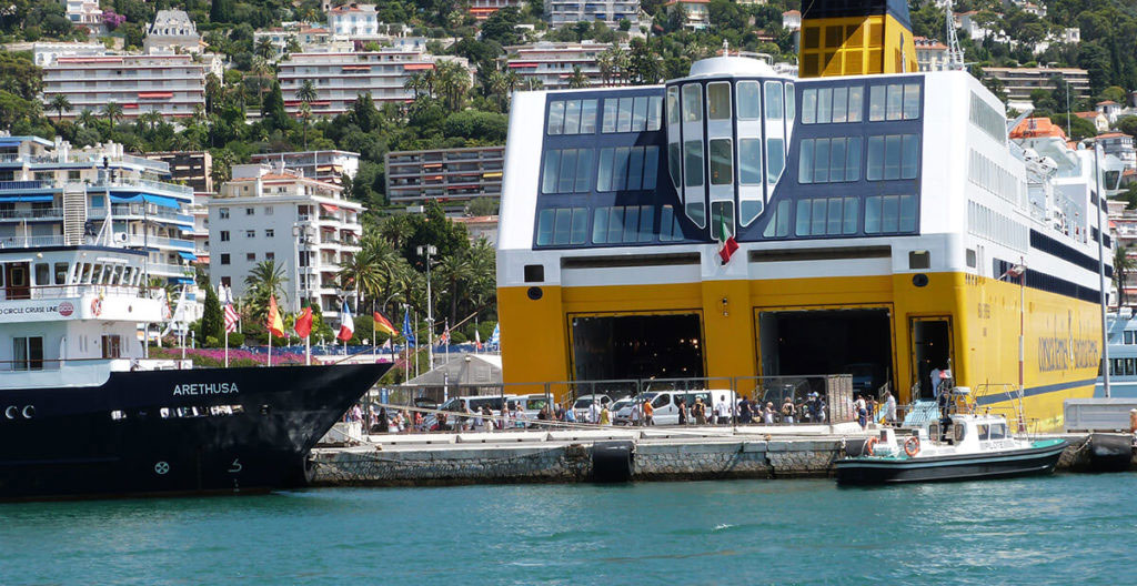 File de voitures attendant sur la rampe de débarquement d'un ferry sarde pendant la haute saison estivale